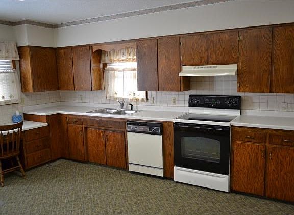3rd image of 105 5th St NE