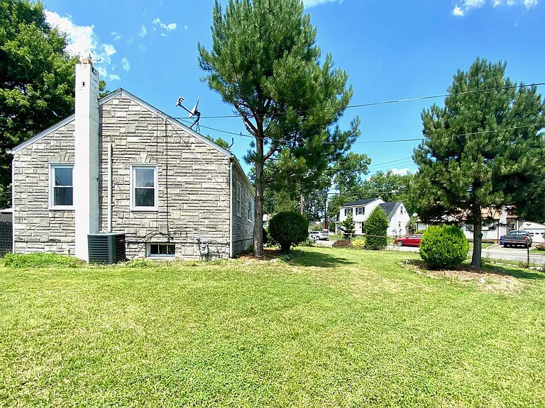 439 Hudson Blvd — Photo 2