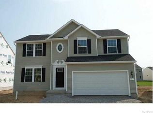 704 Pleasant View Dr, Lancaster, NY 14086