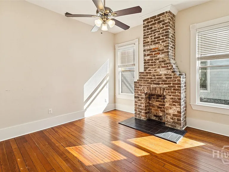 413 E Waldburg St #B — Photo 14