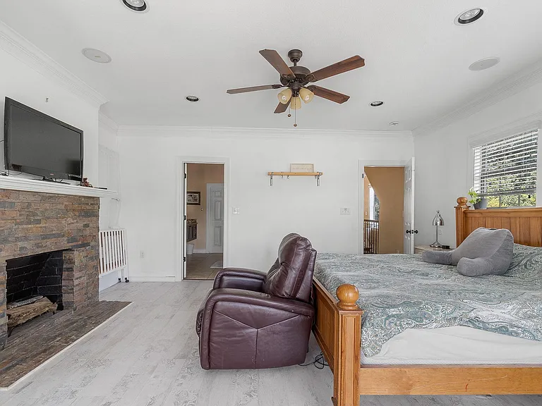 4001 Roswell St — Photo 13