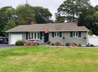 957 Gardiner Dr, Bay Shore, NY 11706