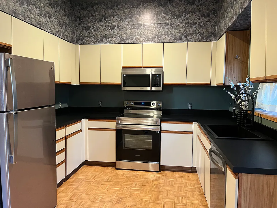 127 W 9th St #2R