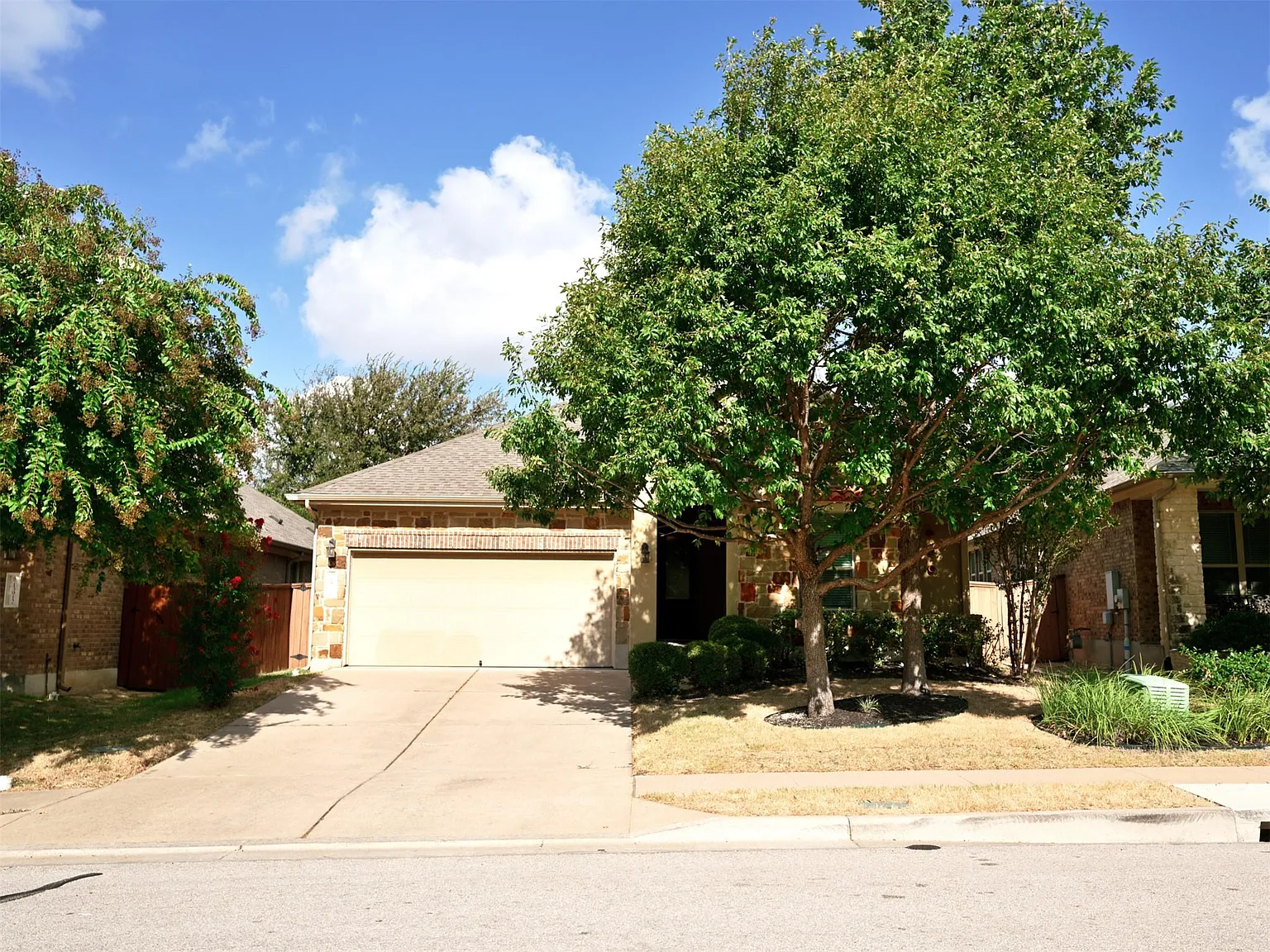 3 bed, 2.0 bath, 2242 sqft, $2,500 — Photo 1