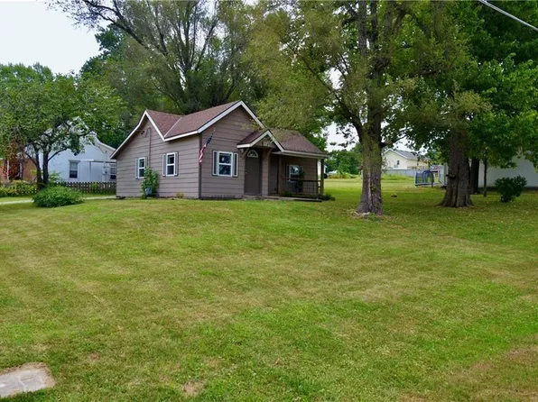 107 N 2nd St, Savannah, MO 64485