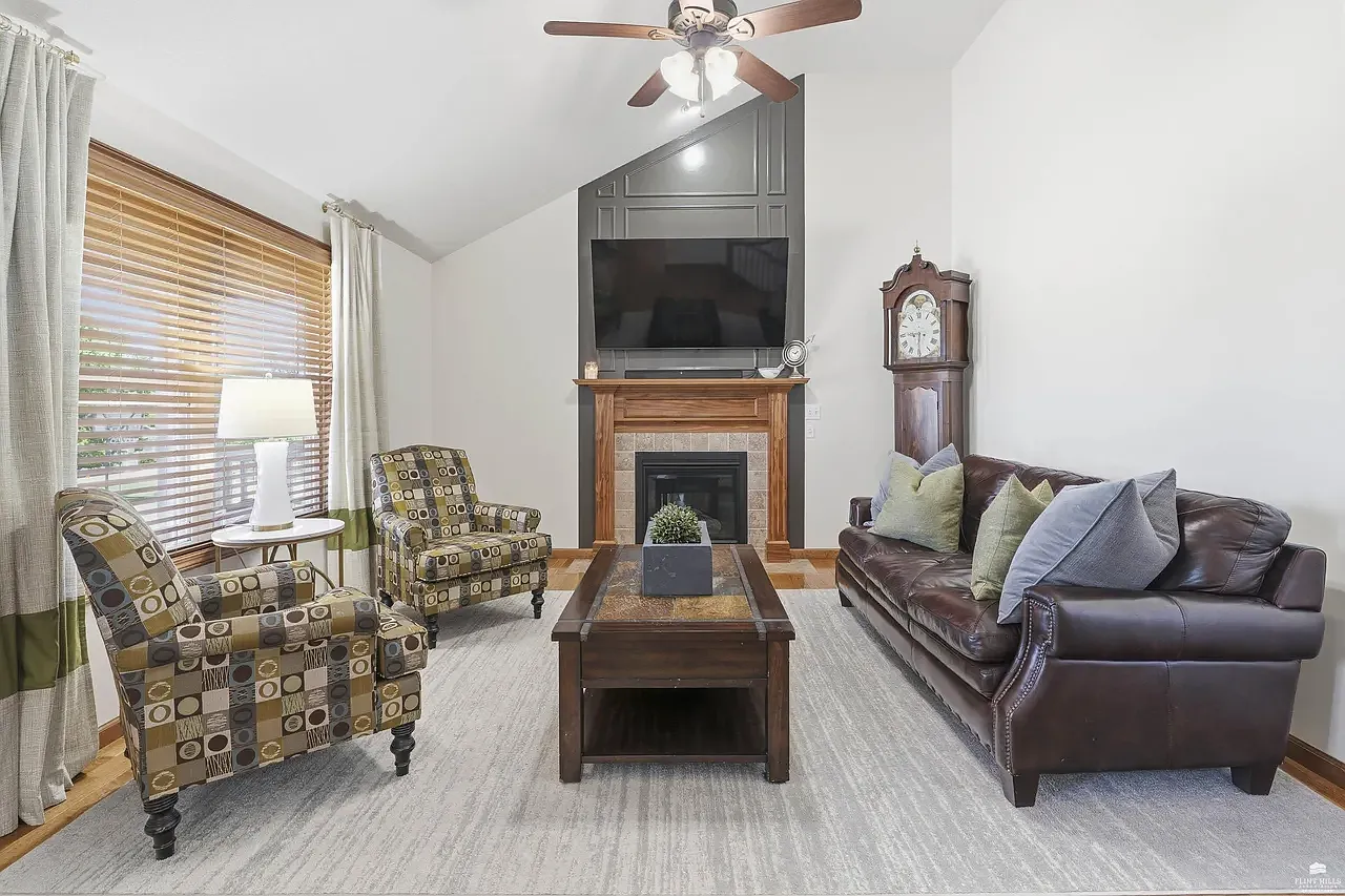 5 bed, 3140 sqft, $2,850 — Photo 3