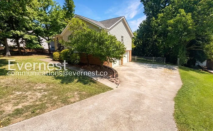 3 bed, 2.0 bath, 1669 sqft, $1,895 — Photo 2