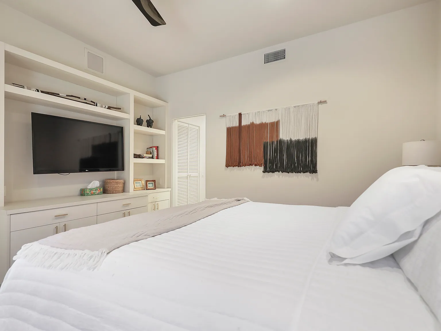 3 bed, 2527 sqft, $11,000 — Photo 2