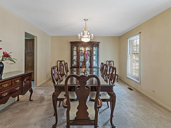 3rd image of 8 Plumrose Ln