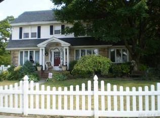 26 7th St, Valley Stream, NY 11581