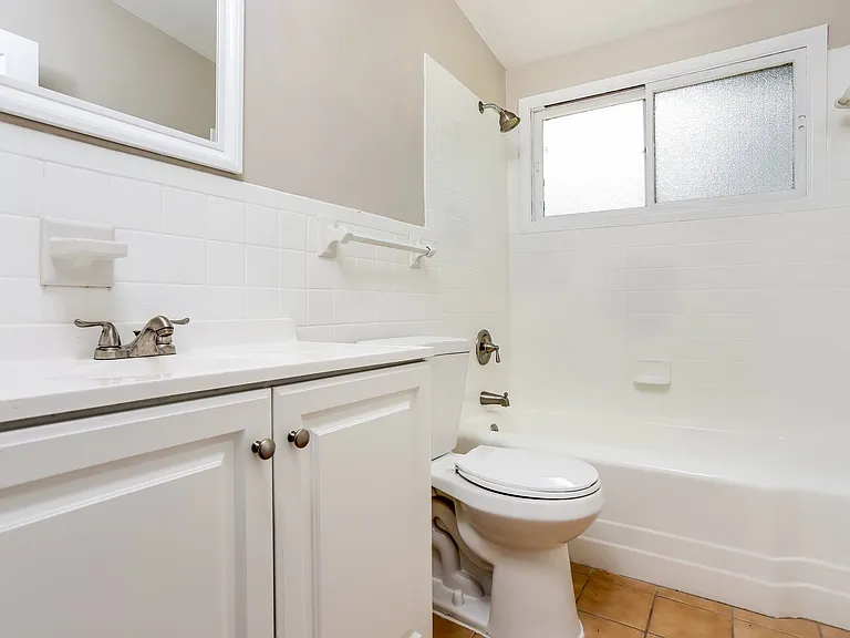 1438607_028_bathroom_12931203.jpg