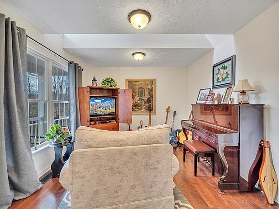 4th image of 1074 Blueberry Hill Ct