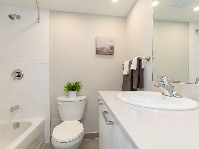 4340 Bloor St W — Photo 7