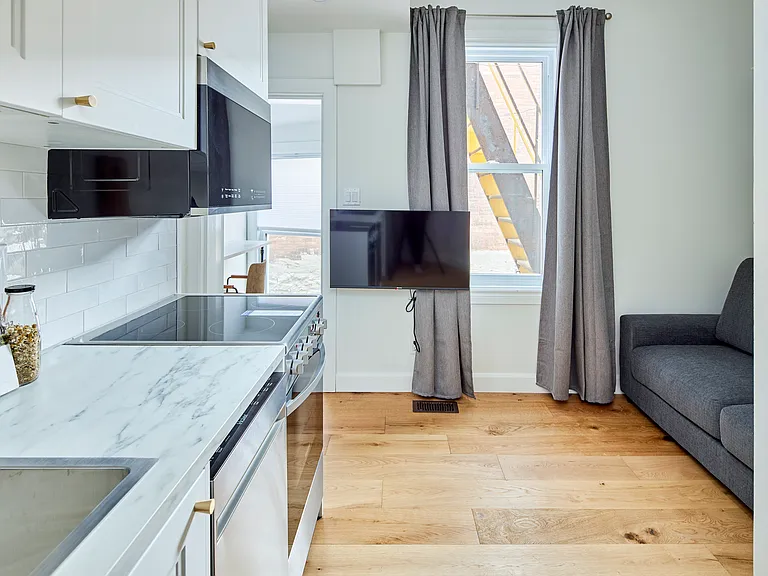 327 Catherine St #2 — Photo 8