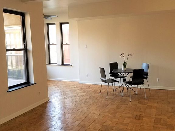 3rd image of 1024 N Oakley Blvd APT 2
