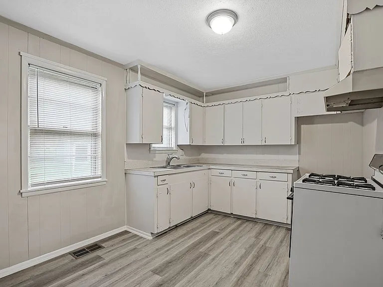 303 W Davis St — Photo 6