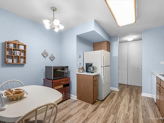 5th image of 1605 E Central Rd Unit 301A
