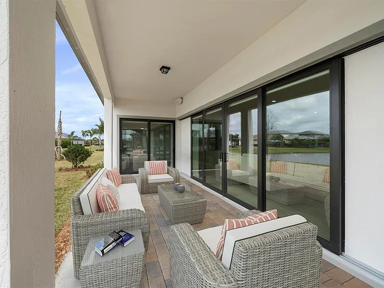 818 SE Courances Dr — Photo 18