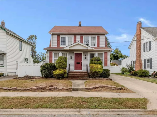 25 Ketewamoke Avenue, Babylon, NY 11702