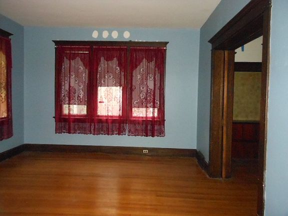 3rd image of 729 E Powell Ave