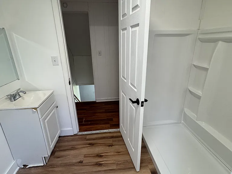 1084 Forbes Ln — Photo 9