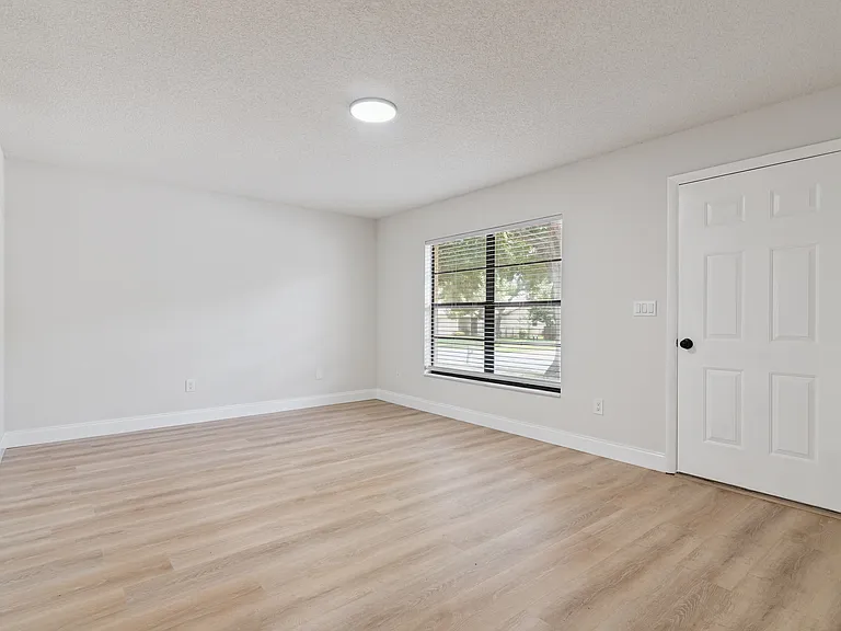 145 E Towne Pl — Photo 12