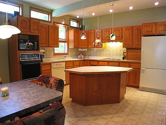 Large, eat-in kitchen