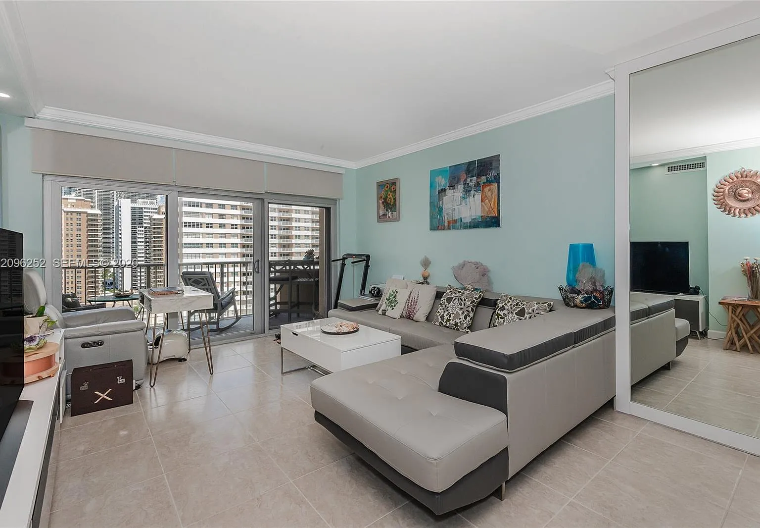 Hemispheres Condo — Photo 3