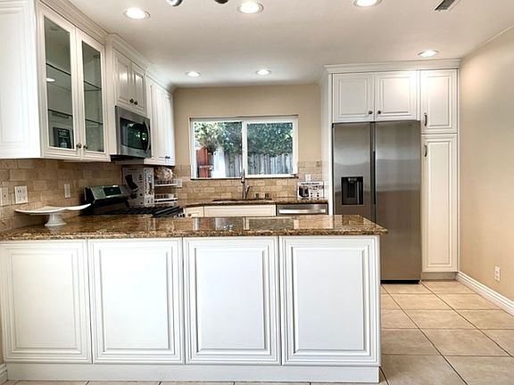 4th image of 2512 Santa Ana Ave