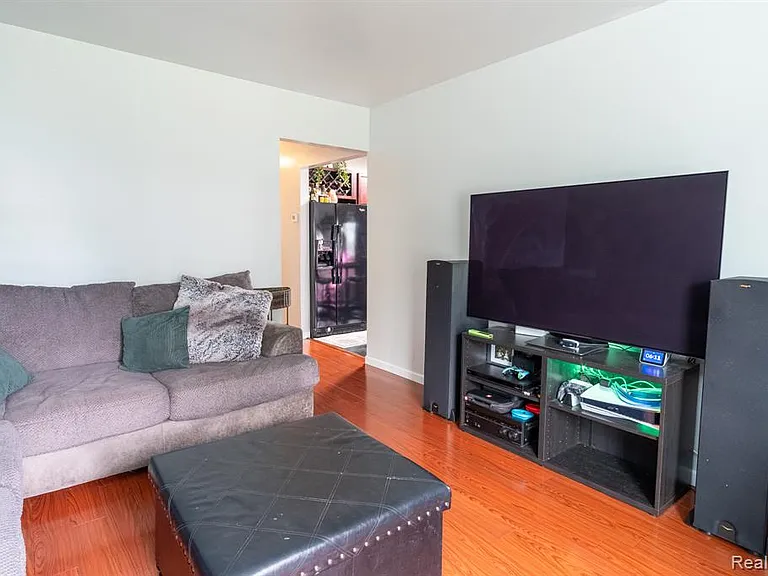 23400 Reynolds Ave — Photo 5