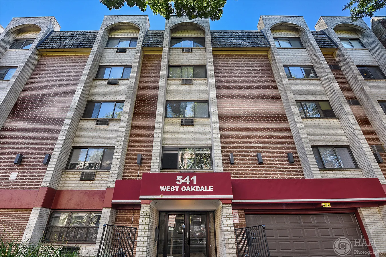 541 W Oakdale — Photo 1