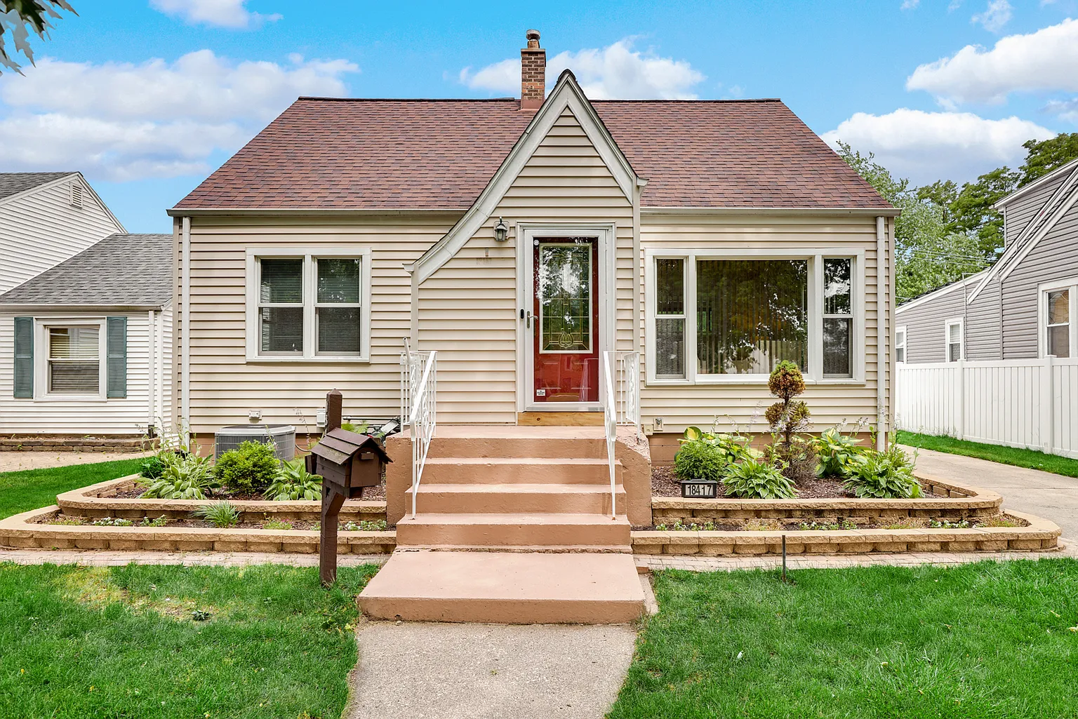 18417 Burnham Ave photo 1