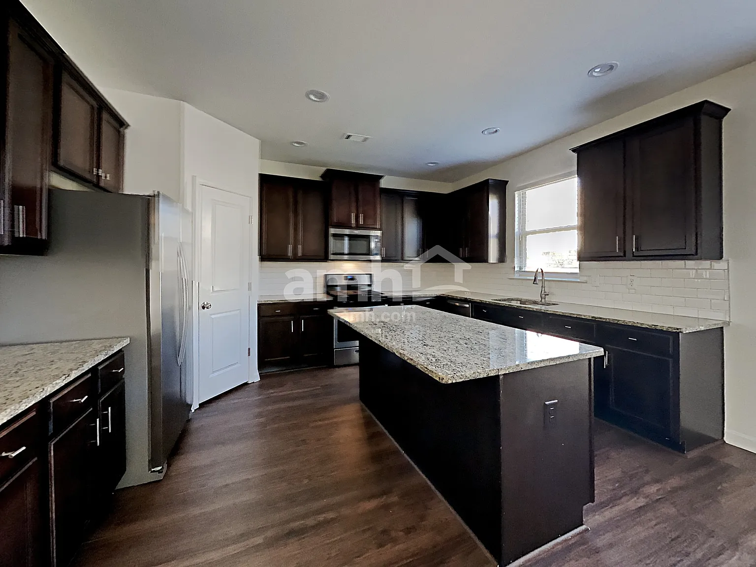 4 bed, 2.5 bath, 2305 sqft, $2,425 — Photo 3