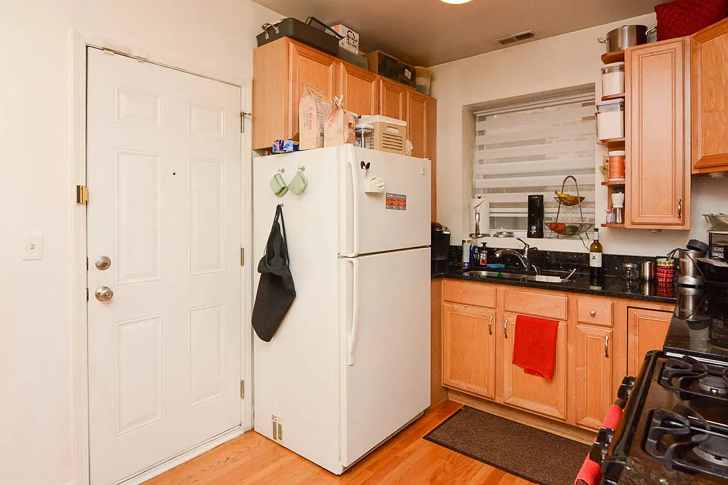 Excellent 2 Bed, 1 Bath at Claremont + Rosemont (Rogers Park) — Photo 3