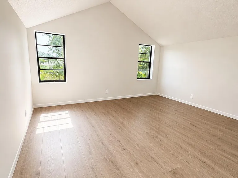 1640 SW 120th Ter — Photo 17