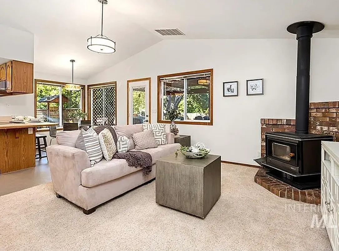 3 bed, 1538 sqft, $2,400 — Photo 3
