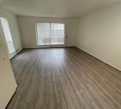 5th image of 915 N Elm St APT 1