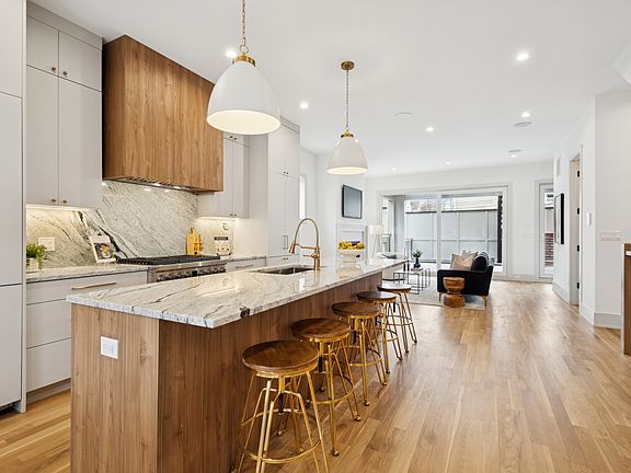 3rd image of 2246 W Lyndale St #1