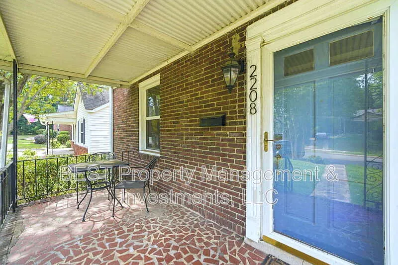 2 bed, 1.0 bath, 968 sqft, $2,850 — Photo 2