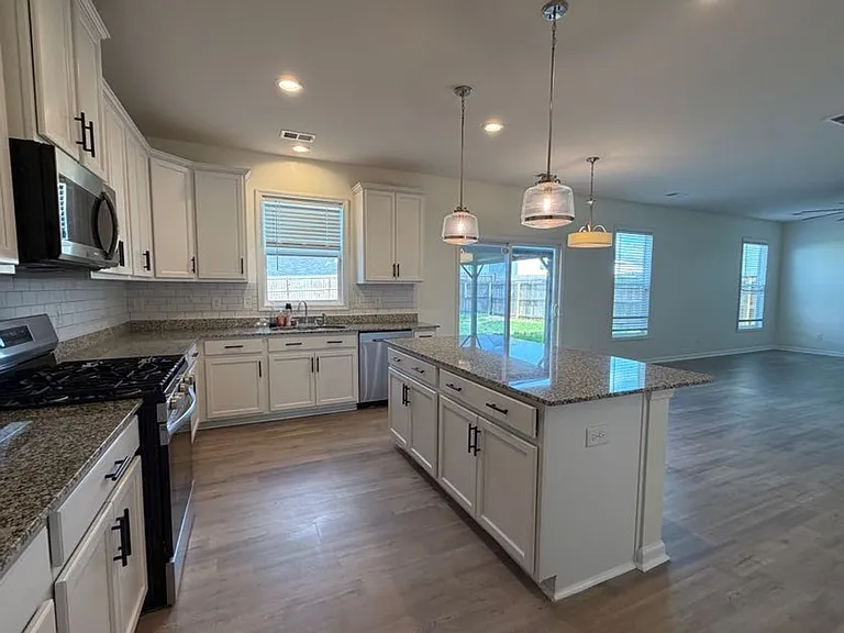 1097 Sapphire Dr — Photo 5