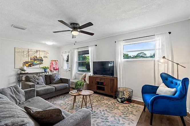 3 bed, 1100 sqft, $2,200 — Photo 4