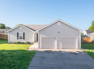 1762 Finch Dr, Tonganoxie, KS 66086