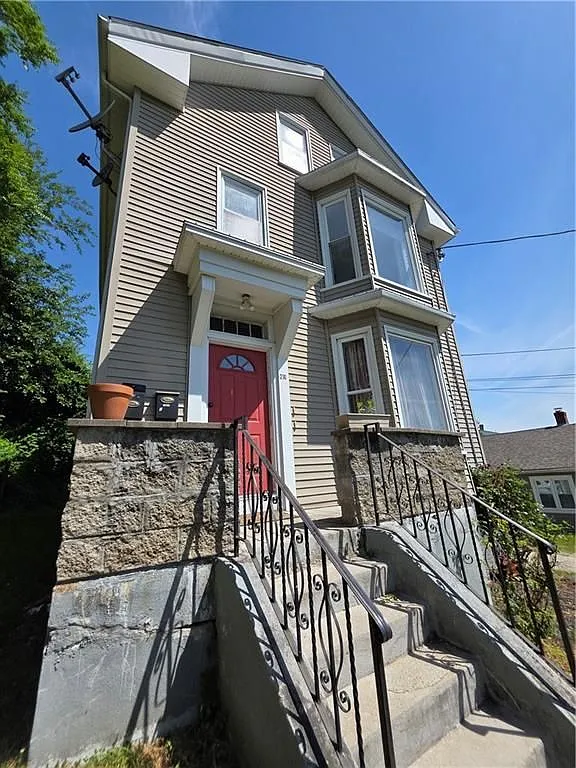 3 bed, 1.0 bath, 1846 sqft, $2,200 — Photo 2