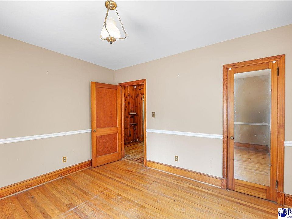 16th image of 619 Saluda Dr