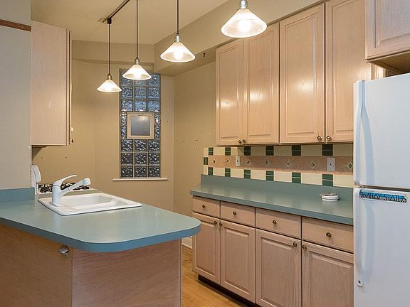 3rd image of 1029 N Winchester Ave #1