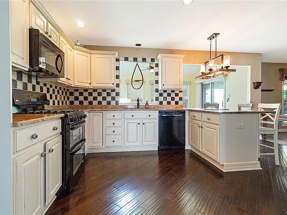 3rd image of 3309 Blossom Ln