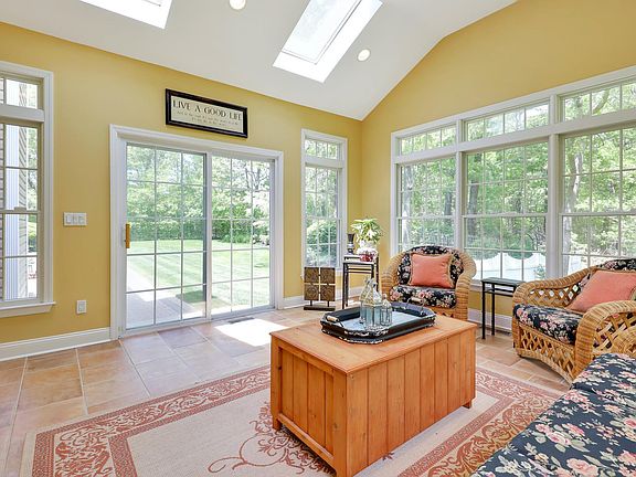 5th image of 35 Christine Ln