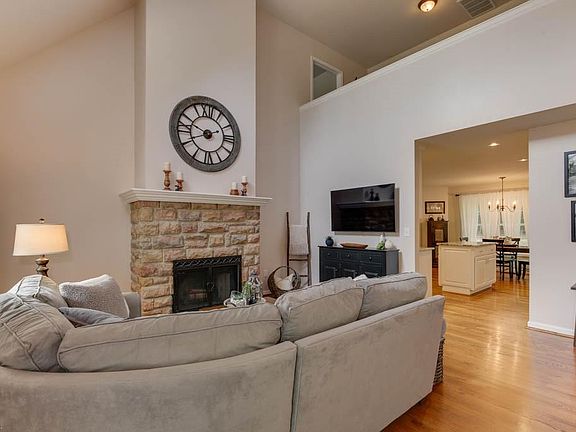  Once you enter, the natural stone FP that will capture your attention immediately!