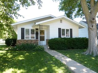 914 Columbus St, Pella, IA 50219