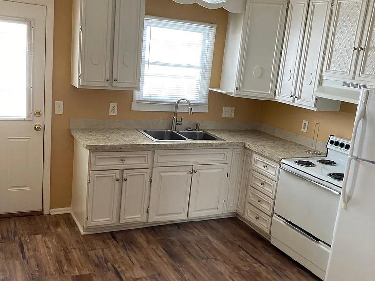 164 Comet St #5 — Photo 5